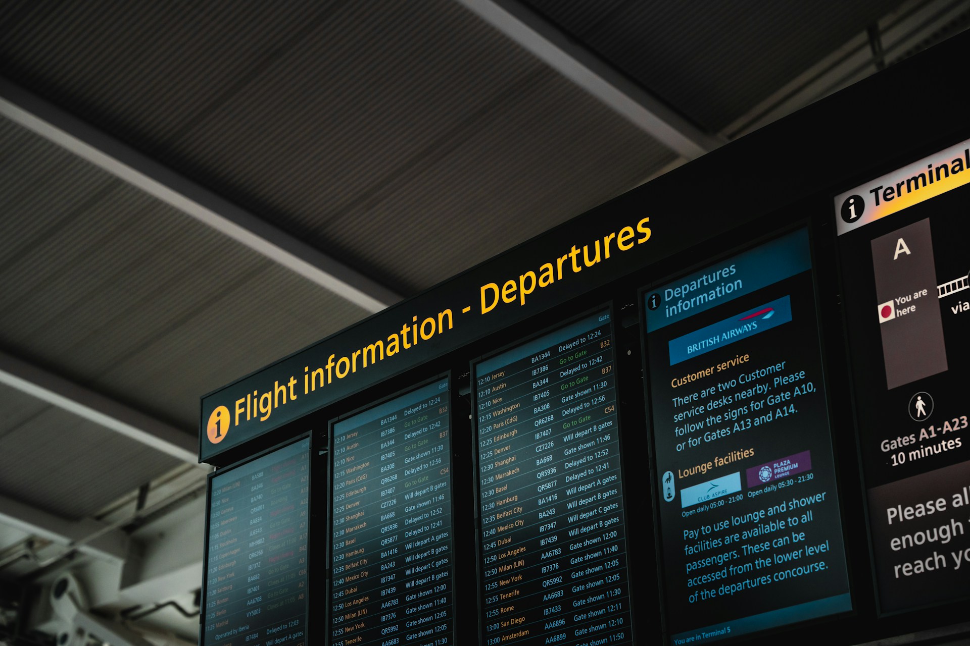 large screen with information on flight departures